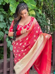 बनारसी साड़ी में मोनालिसा की कुदरती खूबसूरती!