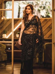 बदन पर जालीदार साड़ी सजाए यूजर्स के होश उड़ा रही है आरती सिंह, देखें सबूत