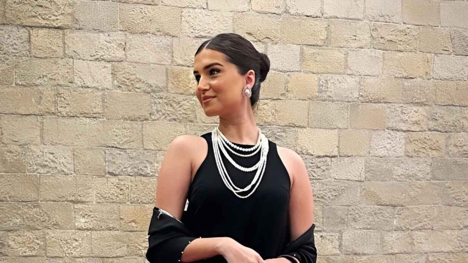 तारा सुतारिया एक इवेंट के लिए अपने खूबसूरत फैशन के साथ रेट्रो लुक में नजर आईं