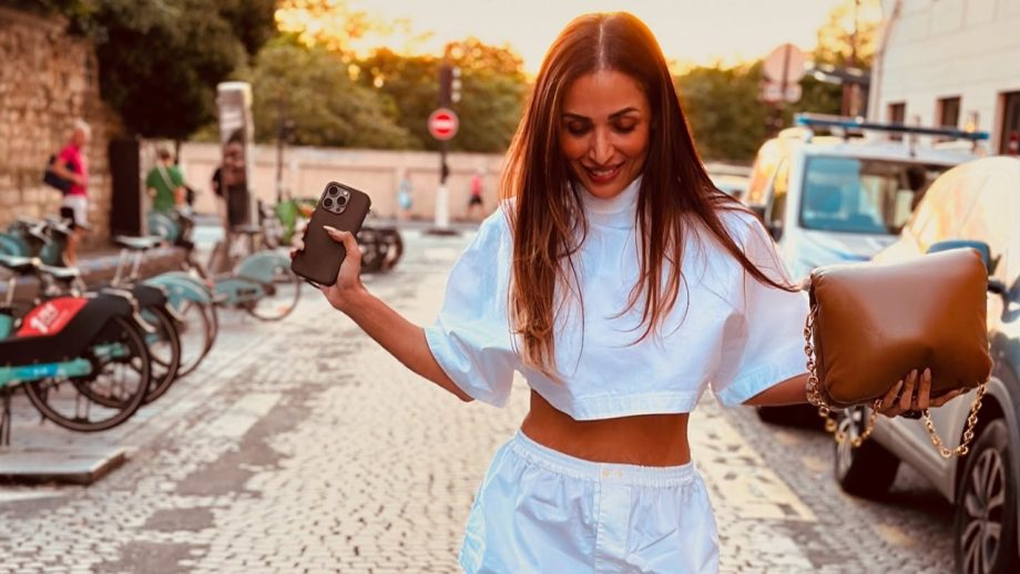 आख़िरकार मलायका अरोड़ा ने अपने रिलेशनशिप स्टेटस का भी खुलासा कर दिया; वह अकेली नहीं है