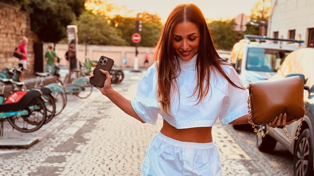 आख़िरकार मलायका अरोड़ा ने अपने रिलेशनशिप स्टेटस का भी खुलासा कर दिया; वह अकेली नहीं है