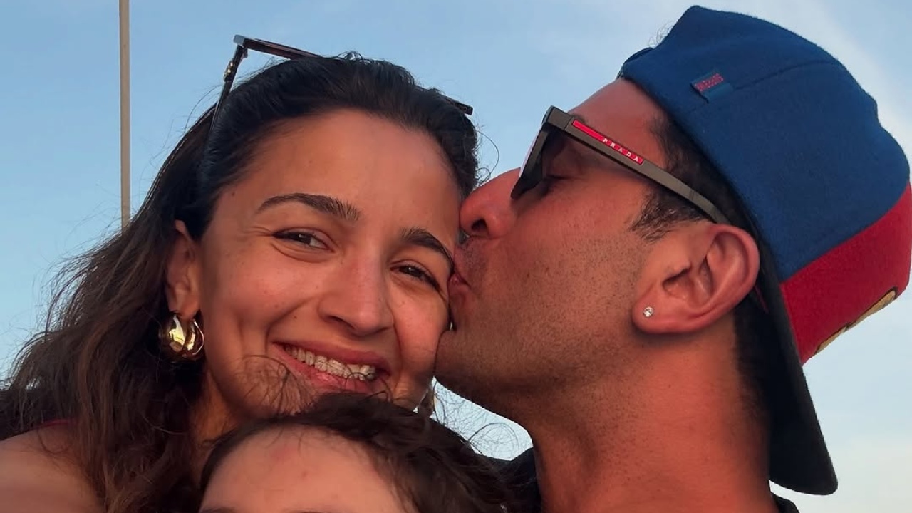 रणबीर कपूर ने आलिया भट्ट को चूमा लेकिन राह कपूर के गुस्सैल लुक ने शो जीत लिया