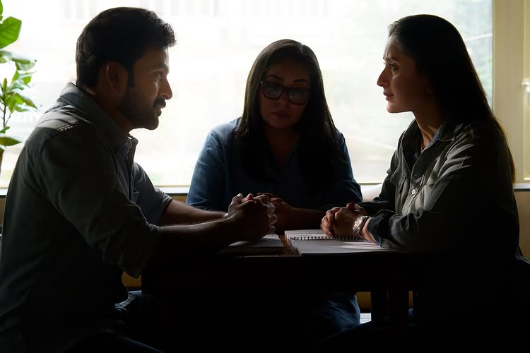 करीना कपूर खान ने पृथ्वीराज सुकुमारन के साथ अपनी बहुप्रतीक्षित फिल्म 'दायरा' की घोषणा की 56911