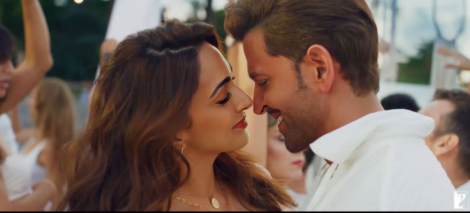 ऋतिक रोशन और जूनियर एनटीआर की वॉर 2 के टीज़र में कियारा आडवाणी के 'बिकनी लुक' ने सुर्खियां बटोरीं 57547