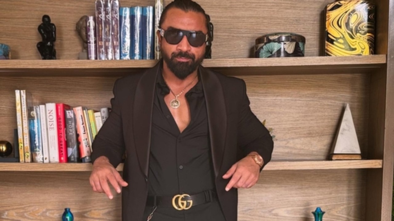 अभिनेता अजाज खान पहुंच से बाहर; रेप के आरोप के बाद अपना फोन बंद कर लिया