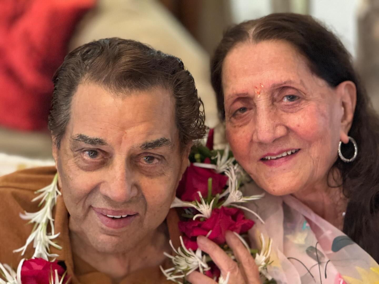धर्मेंद्र ने अपनी पहली पत्नी प्रकाश कौर के साथ पोज़ दिया; बॉबी देओल ने शेयर की फोटो 57994
