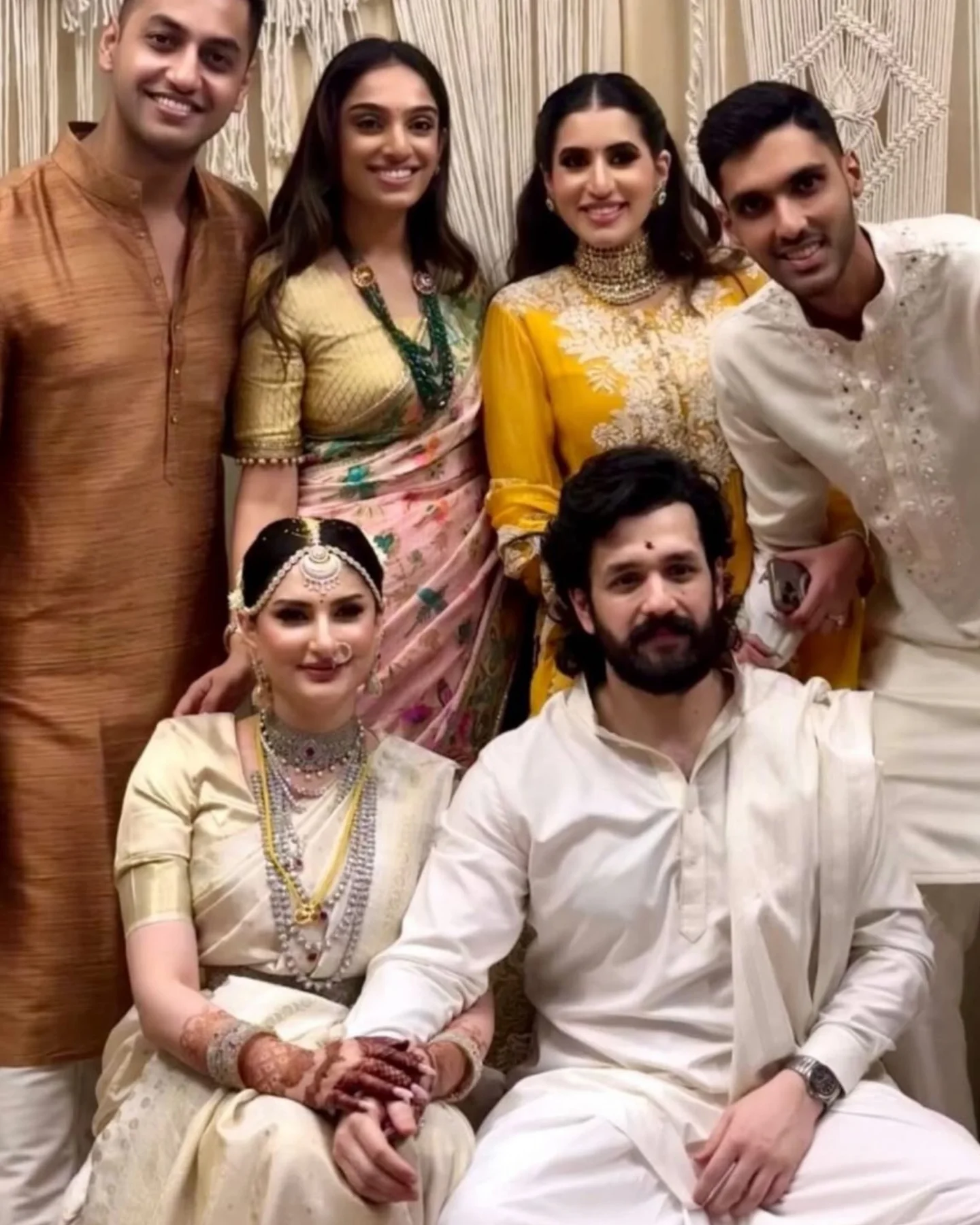 अखिल अक्किनेनी ने लंबे समय से अपनी गर्लफ्रेंड रहीं जैनब रावदजी से शादी कर ली है 57892