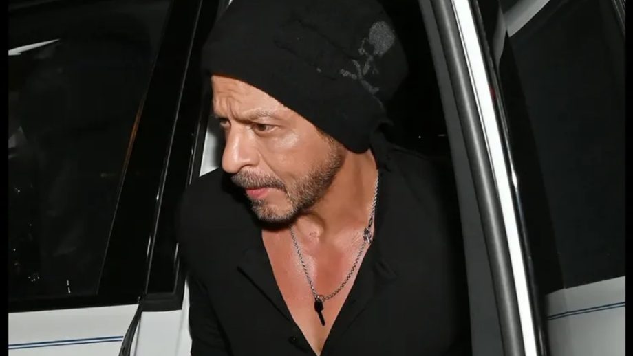 शाहरुख खान अपने रहस्यमय लुक से तुरंत ध्यान आकर्षित करते हैं शाहरुख खान अपने रहस्यमय लुक से तुरंत ध्यान आकर्षित करते हैं