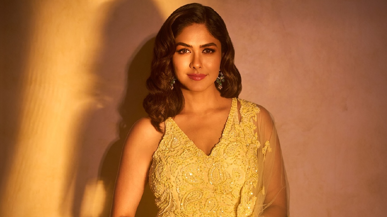 सन ऑफ सरदार 2 के प्रमोशन से लेकर ‘डकैत’ के हैदराबाद सेट तक मृणाल ठाकुर ने ग्लैमर और धैर्य का शानदार प्रदर्शन किया