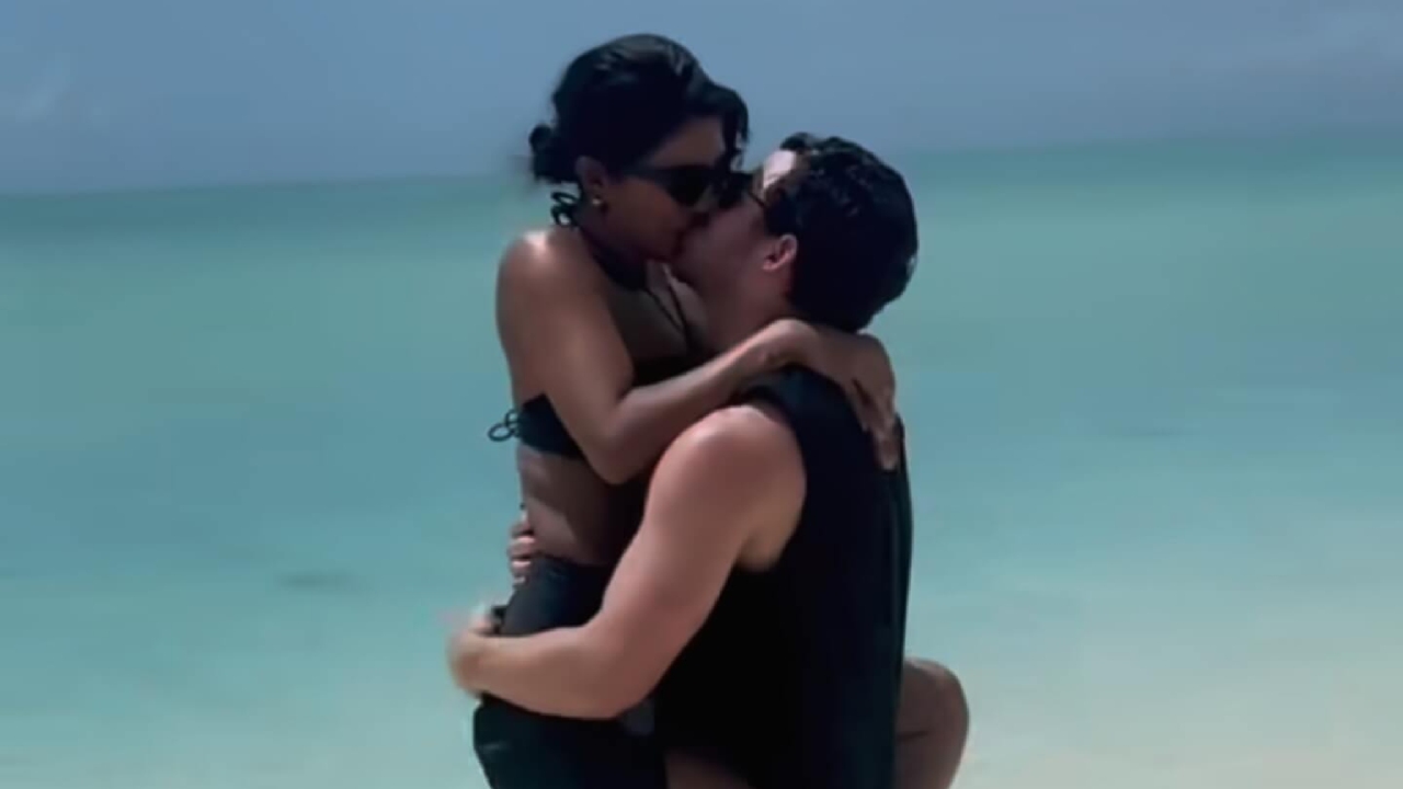 जन्मदिन समारोह के दौरान प्रियंका चोपड़ा ने निक को चूमा, मालती को गले लगाया: “मैं 43 साल की हो गई हूं, बेबी”