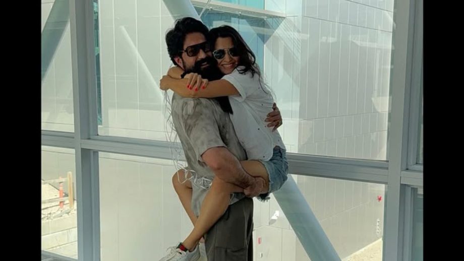 यश और राधिका पंडित का आरामदायक अवकाश क्षण ऑनलाइन दिलों को पिघला देता है!