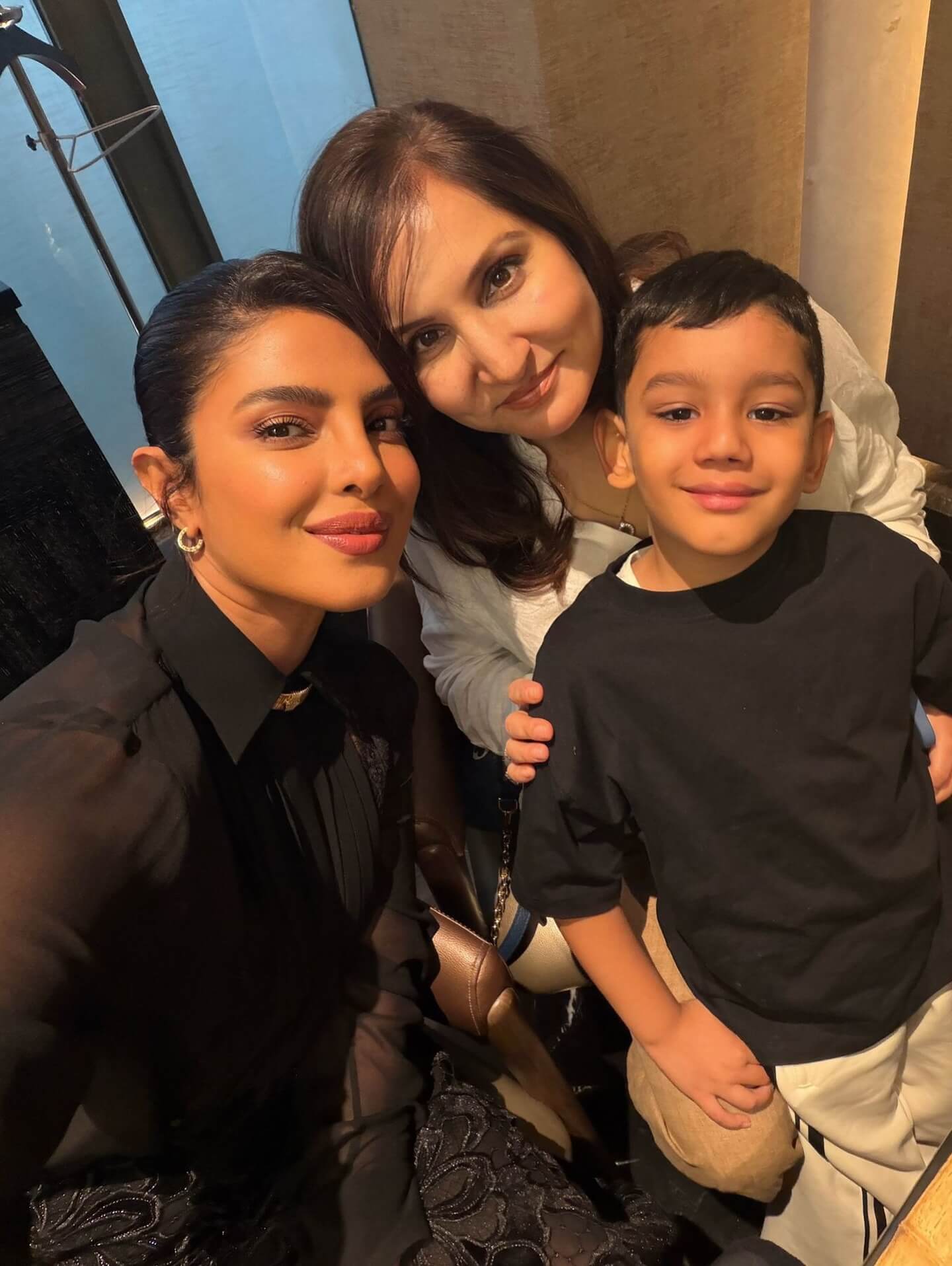 वाराणसी बीटीएस: प्रियंका चोपड़ा ने महेश बाबू और पृथ्वीराज की सराहना की 60867