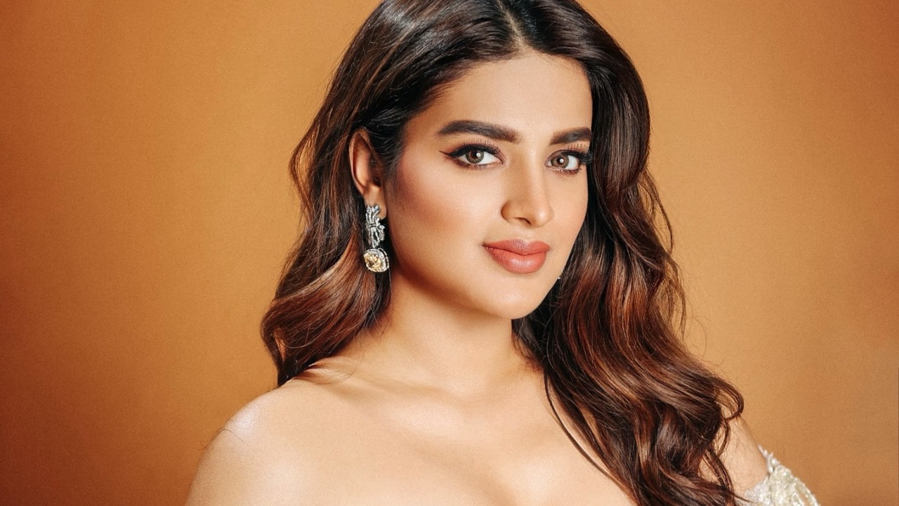 निधि अग्रवाल 'द राजा साब' गाने के लॉन्च इवेंट में भीड़ से घिर गईं