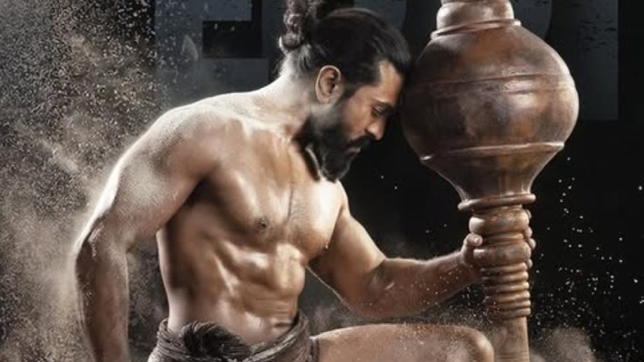 राम चरण ने 41वें जन्मदिन पर पेड्डी से रग्ड ‘पहलवान’ लुक का अनावरण किया; टीज़र ने प्रशंसकों को रोमांचित कर दिया