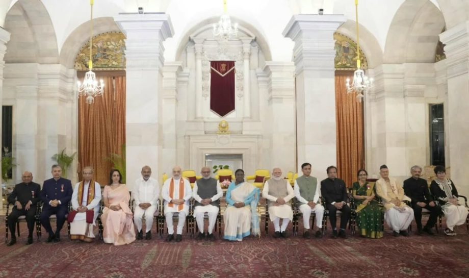 हेमा मालिनी ने कहा, 'मुझे अपने पति धर्मेंद्र जी की ओर से पद्म विभूषण प्राप्त करते समय उनकी उपस्थिति महसूस हुई' 63722