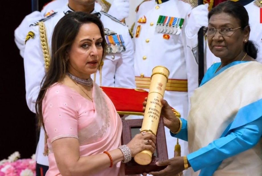 हेमा मालिनी ने कहा, 'मुझे अपने पति धर्मेंद्र जी की ओर से पद्म विभूषण प्राप्त करते समय उनकी उपस्थिति महसूस हुई' 63720