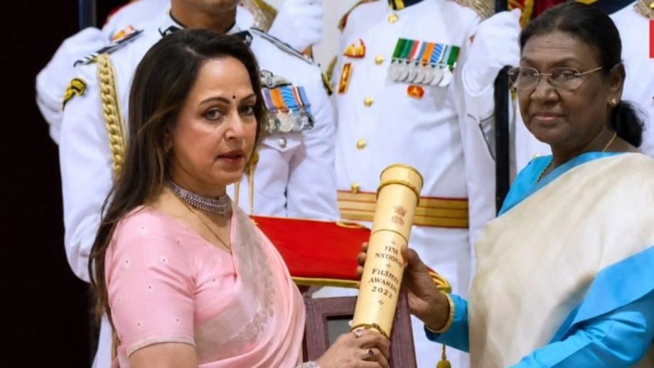 हेमा मालिनी ने कहा, ‘मुझे अपने पति धर्मेंद्र जी की ओर से पद्म विभूषण प्राप्त करते समय उनकी उपस्थिति महसूस हुई’