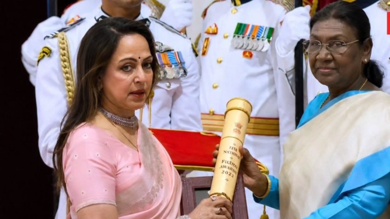 हेमा मालिनी ने कहा, 'मुझे अपने पति धर्मेंद्र जी की ओर से पद्म विभूषण प्राप्त करते समय उनकी उपस्थिति महसूस हुई'