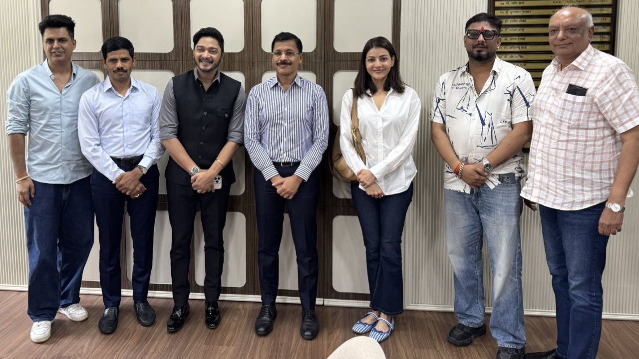 काजल अग्रवाल और श्रेयस तलपड़े समेत 'द इंडिया स्टोरी' की टीम ने एफडीए (FDA) कमिश्नर तुकाराम मुंडे से की मुलाकात