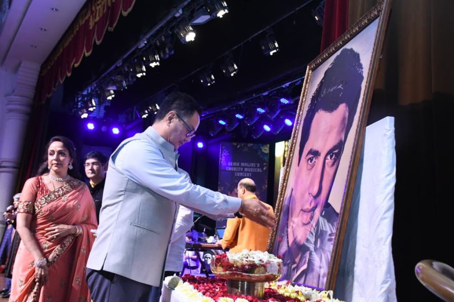 धर्मेंद्र को दिल से दी गई श्रद्धांजलि से हेमा मालिनी के सिनेमा में 60 साल पूरे होने का जश्न और भी खास हो गया। 64328