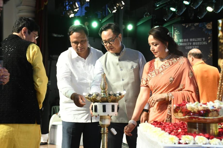 धर्मेंद्र को दिल से दी गई श्रद्धांजलि से हेमा मालिनी के सिनेमा में 60 साल पूरे होने का जश्न और भी खास हो गया। 64327