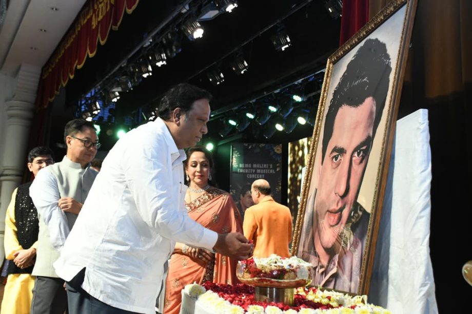 धर्मेंद्र को दिल से दी गई श्रद्धांजलि से हेमा मालिनी के सिनेमा में 60 साल पूरे होने का जश्न और भी खास हो गया। 64326
