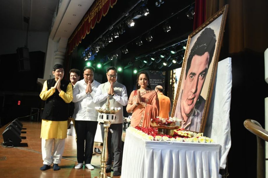 धर्मेंद्र को दिल से दी गई श्रद्धांजलि से हेमा मालिनी के सिनेमा में 60 साल पूरे होने का जश्न और भी खास हो गया। 64325