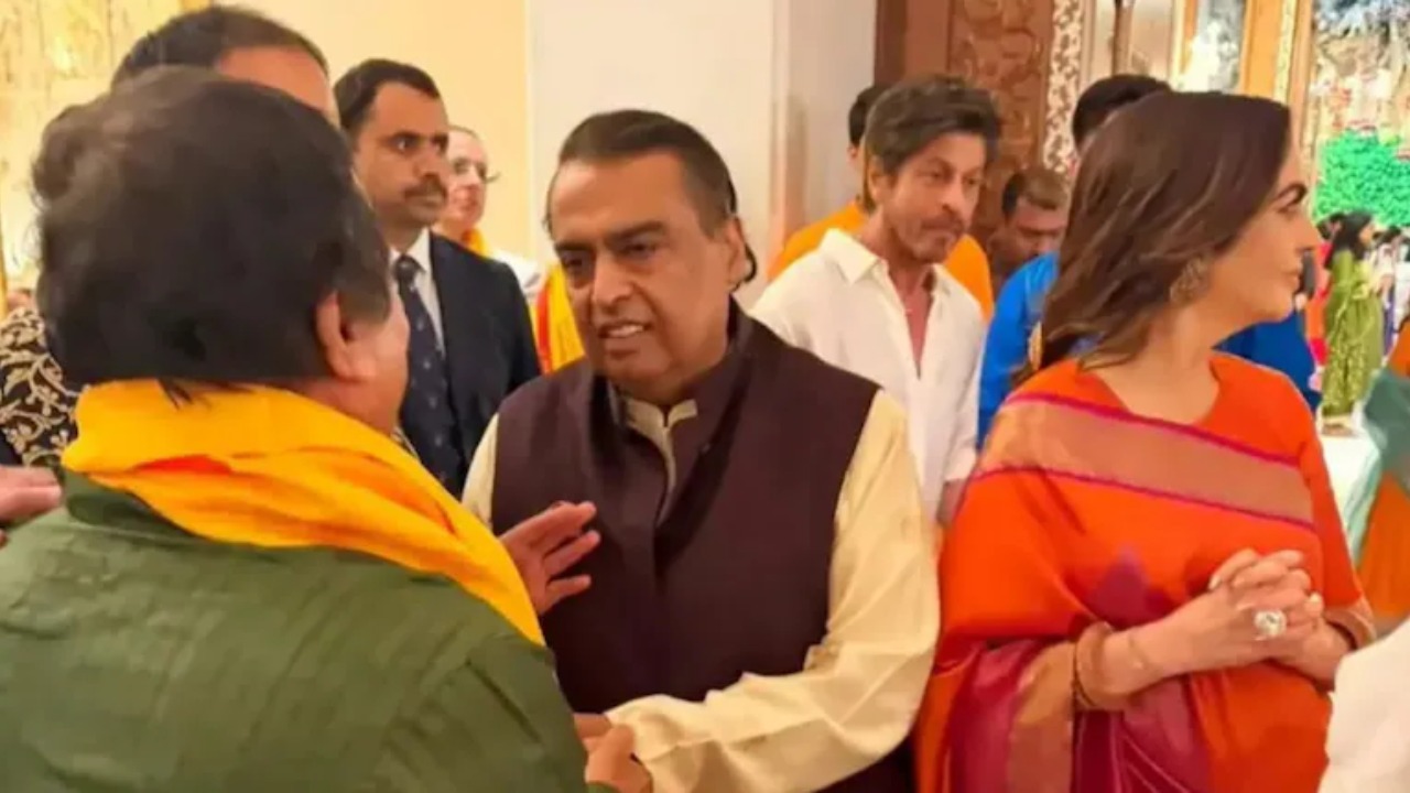 नीता-मुकेश अंबानी के साथ शाहरुख खान की अंदर की तस्वीर वायरल; गणेश चतुर्थी सेलिब्रेशन